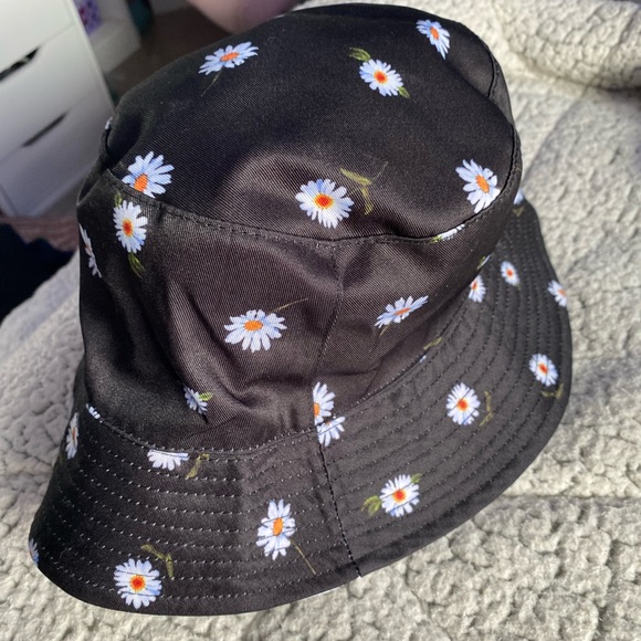 reversible bucket hat - Picture 1 of 3